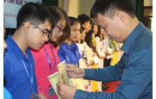 16 em học sinh xuất sắc Trường THPT Chuyên vinh dự được nhận học bổng Vallet nhân dịp Tổ chức gặp gỡ Việt Nam trao học bổng cho học sinh, sinh viên Tỉnh Nghệ An