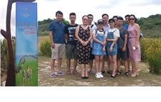 Thầy Hiệu trưởng Nguyễn Văn Thuận gặp mặt, động viên giáo viên và các em học sinh tham gia Trường Hè Toán học tại Phú Yên