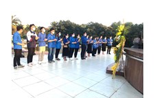 Đoàn trường THPT Chuyên thắp hương tại Nghĩa trang thành phố Vinh nhân kỷ niệm 91 năm ngày thành lập Đoàn thanh niên Cộng sản Hồ Chí Minh
