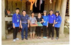 Tuổi trẻ Trường THPT chuyên Đại học Vinh và Báo Nghệ An tổ chức chương trình 'Cùng em tới trường' tại huyện Quỳ Châu