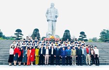 Ban Giám hiệu cùng các đội tuyển dự thi Học sinh giỏi Quốc gia dâng hương, hoa tại quảng trường Hồ Chí Minh và Nhà truyền thống Trường Đại học Vinh