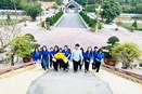  Đoàn trường THPT Chuyên tổ chức dâng hoa, dâng hương tại nghĩa trang liệt sĩ thành phố Vinh