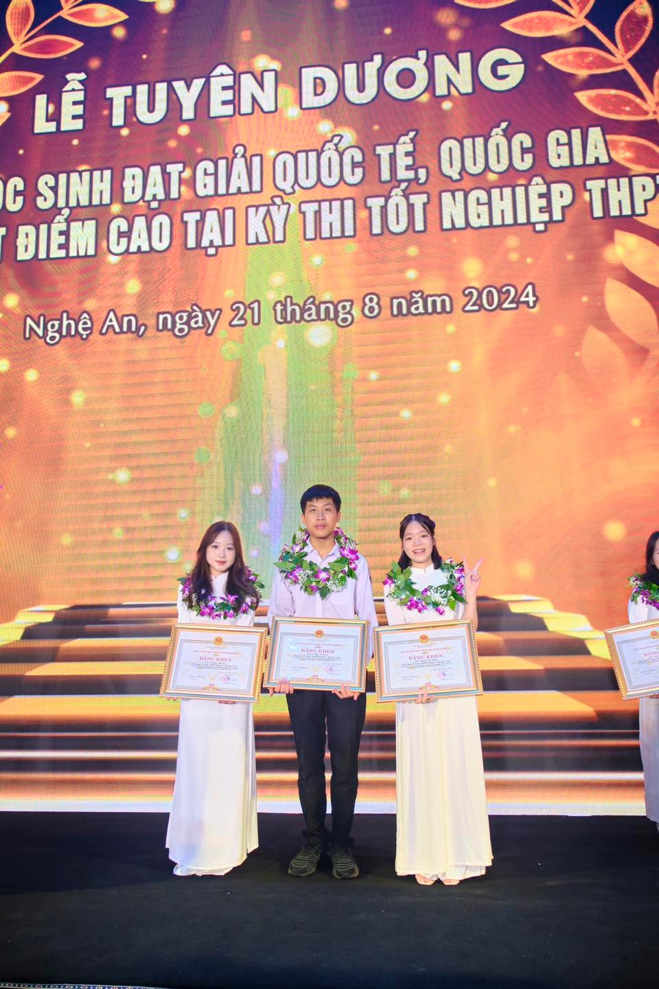 Ba học sinh Trường THPT Chuyên Đại học Vinh nằm trong top 66 học sinh