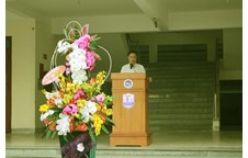 Thầy giáo Nguyễn Văn Thuận, Bí thư Chi bộ, Hiệu trưởng Trường THPT Chuyên gửi lời chúc mừng tới nữ cán bộ, công chức và nữ học sinh nhà trường nhân kỷ niệm 85 năm Ngày thành lập Hội Liên hiệp PNVN