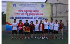 Đội bóng đá Công đoàn Trường THPT Chuyên dành giải Nhì giải bóng đá nam chào mừng ngày NGVN 20/11