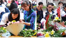 Hội thi cắm hoa nghệ thuật và đấu giá ủng hộ học sinh có hoàn cảnh khó khăn của Trường THPT Chuyên - Đại học Vinh