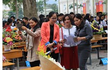 Các đoàn viên Trường THPT Chuyên náo nức tham gia Hội thi cắm hoa 