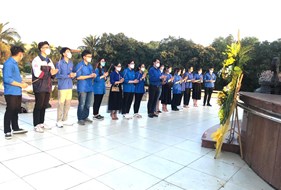  Đoàn trường THPT Chuyên thắp hương tại Nghĩa trang thành phố Vinh nhân kỷ niệm 91 năm ngày thành lập Đoàn thanh niên Cộng sản Hồ Chí Minh