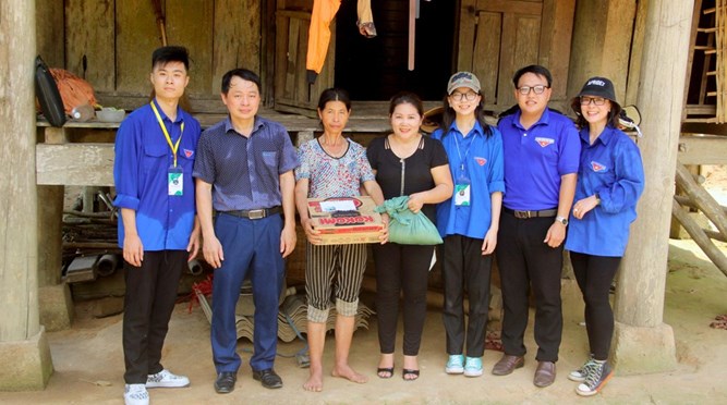  Tuổi trẻ Trường THPT chuyên Đại học Vinh và Báo Nghệ An tổ chức chương trình 'Cùng em tới trường' tại huyện Quỳ Châu