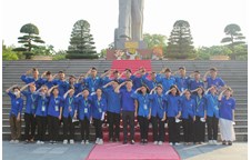 Lễ dâng hoa kỉ niệm 133 năm ngày sinh chủ tịch Hồ Chí Minh của Đoàn trường THPT Chuyên và Đội TNTN