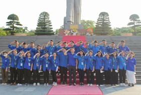  Lễ dâng hoa kỉ niệm 133 năm ngày sinh chủ tịch Hồ Chí Minh của Đoàn trường THPT Chuyên và Đội TNTN