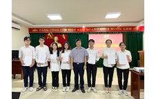 Lễ kết nạp đảng viên tại Trường Trung học Phổ thông Chuyên Trường Đại học Vinh