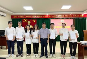  Lễ kết nạp đảng viên tại Trường Trung học Phổ thông Chuyên Trường Đại học Vinh