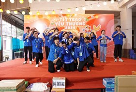  Đội TNTN Trường THPT Chuyên Trường Đại học Vinh tổ chức thành công dự án thiện nguyện 