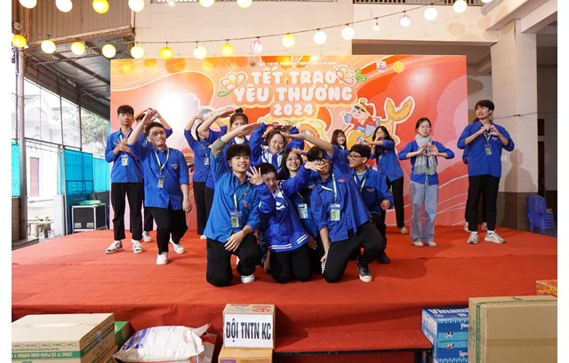 Đội TNTN Trường THPT Chuyên Trường Đại học Vinh tổ chức thành công dự án thiện nguyện "TẾT TRAO YÊU THƯƠNG 2024"