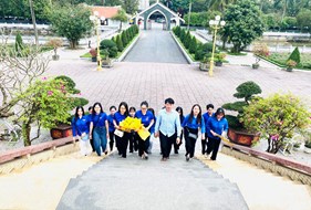  Đoàn trường THPT Chuyên tổ chức dâng hoa, dâng hương tại nghĩa trang liệt sĩ thành phố Vinh
